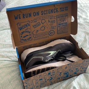 Brooks Transcend 7 Running Shoes - Excellent Shape (only wore them for 1 week)